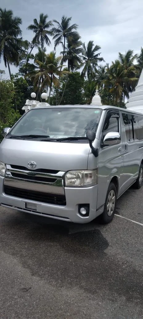 Toyota HiAce — image 2